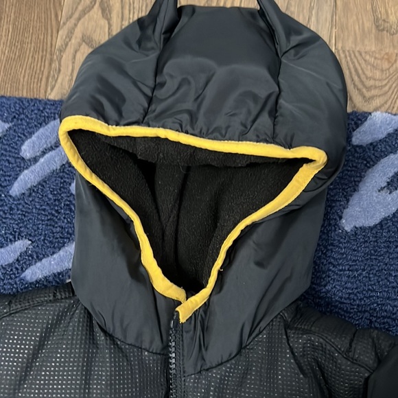 Great condition babyGap Batman puffer coat in size 18 to 24 months - Picture 3 of 5